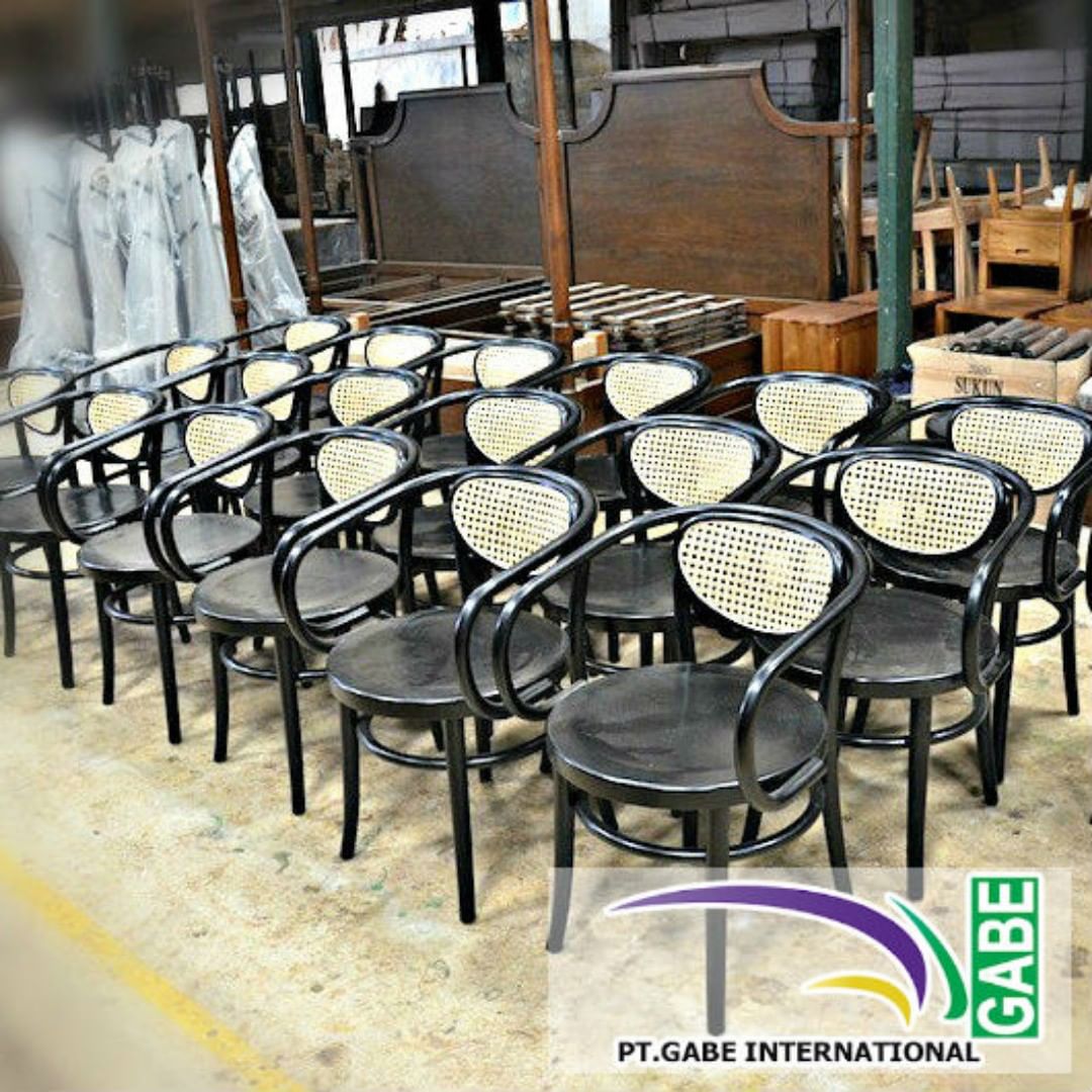 Final Quality Control at PT. Gabe International, Indonesian wood furniture manufacturer, Jepara furniture exprter of wooden indoor and outdoor furniture 